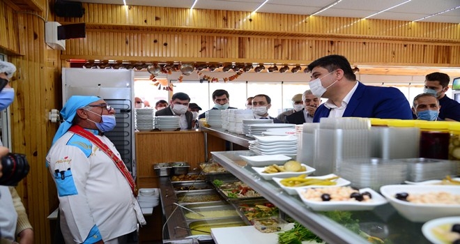 Başkan Oğuz esnafı yalnız bırakmıyor