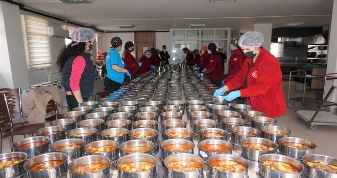 Ramazan Ayı boyunca her gün 400 haneye sıcak yemek 