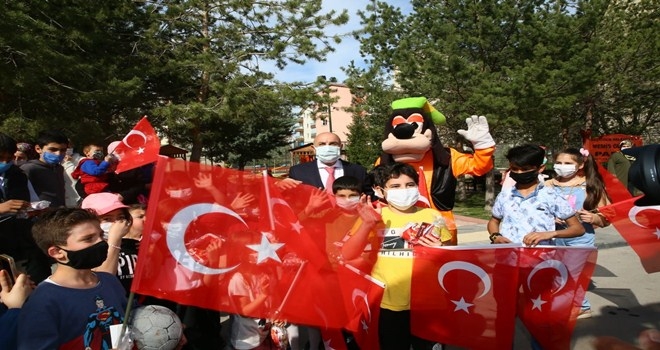KEÇİÖREN´DE ÜSTÜ AÇIK OTOBÜSLE 23 NİSAN COŞKUSU