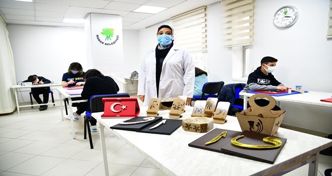 Gençler ahşaba şekil veriyor