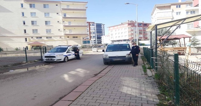 Zabıtadan kaldırımları işgal eden araçlara savaş