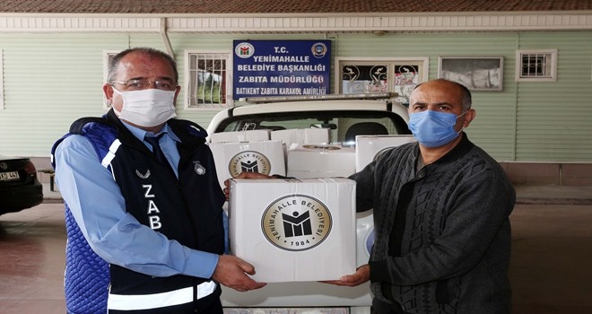 Kapalı olan esnafın gıda kolisi evlere teslim