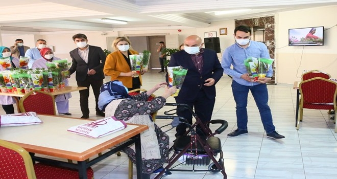 BAŞKAN ALTINOK ANNELER GÜNÜ´NÜ ÇİÇEKLERLE KUTLADI