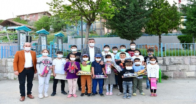 Bayram hediyeleri Başkan Amca´dan