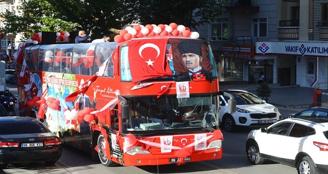 KEÇİÖREN´DE ÜSTÜ AÇIK OTOBÜSTE 19 MAYIS COŞKUSU