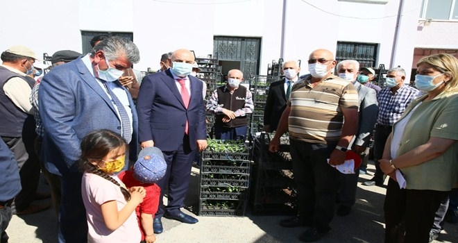 KEÇİÖRENLİ ÇİFTÇİLERE 87 BİN 680 ADET ÜCRETSİZ SEBZE FİDESİ DAĞITILDI