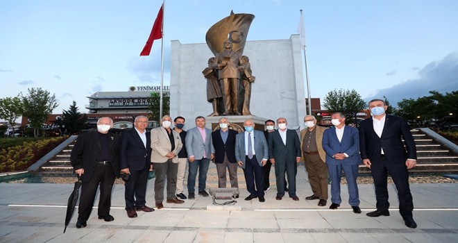 Başkan Yaşar ?Kentler meydanlarıyla yaşar?