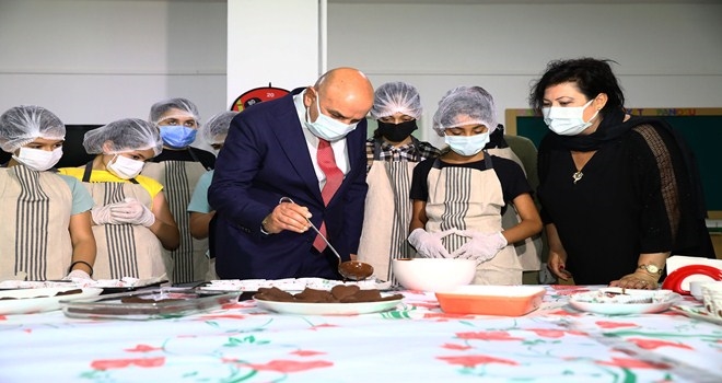 BAŞKAN ALTINOK ÇOCUKLARLA KURABİYE YAPTI