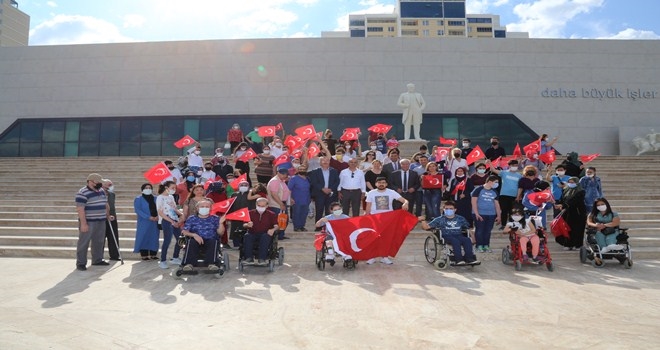 ENGELLİ VE AİLELERİ TÜRK TARİH MÜZESİ´NE HAYRAN KALDILAR