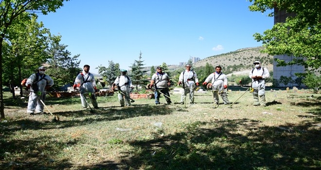 Mezarlıklar Bayrama Hazırlanıyor