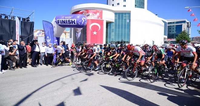Şehitler anısına 60 km pedal çevirdiler