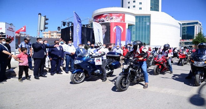 Motosiklet tutkunlarından şehitlere saygı korteji