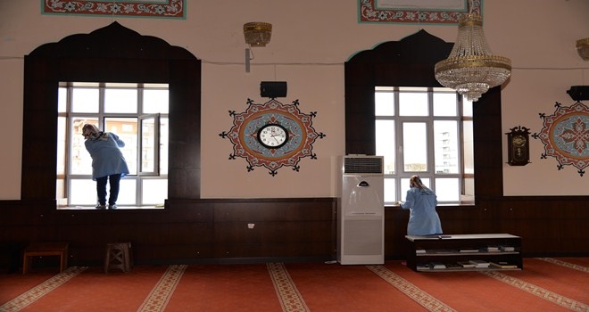 Camiler de bayram temizliği