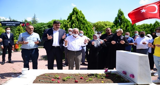 Şehitlikte duygu dolu bayramlaşma