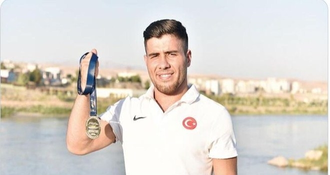 Aile ve Sosyal Hizmetler Bakanı Derya Yanık, engelli güreşçi Sinan Sadak´ı telefonla arayarak tebrik etti