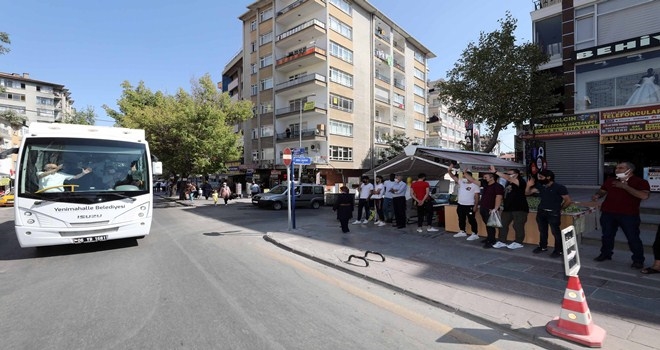 Başkan Yaşar, vatandaşla ve esnafla bayramlaştı