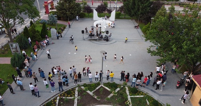 GENÇ YETENEKLER KEÇİÖREN´İN PARKLARINDA SAHNEDE