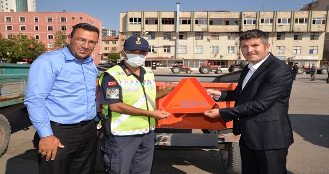 Traktör sahiplerine reflektör dağıtıldı
