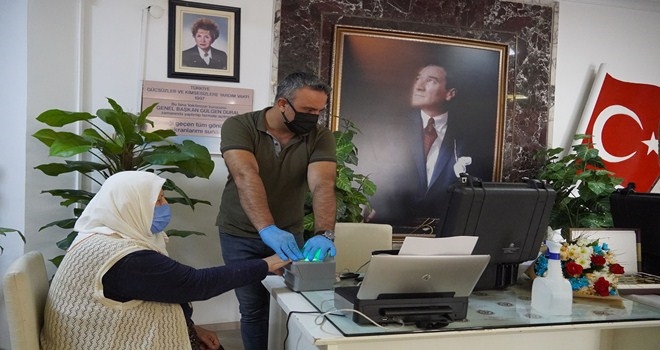 ÇİPLİ KİMLİK KARTLARI HUZUREVİNDEKİ  YAŞLILARIN AYAĞINA GELDİ