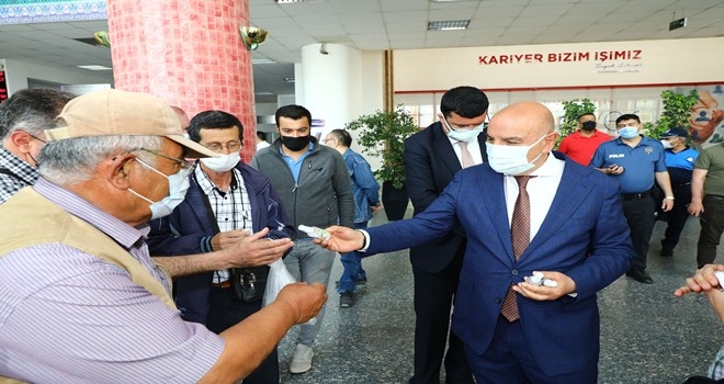 KEÇİÖREN BELEDİYESİ´NDEN VATANDAŞLARA VE KURUMLARA 26 BİN LİTRE KOLONYA VERİLDİ