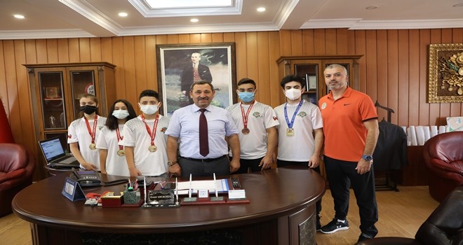 KARATENİN YILDIZLARI DEMİREL´İ ZİYARET ETTİ