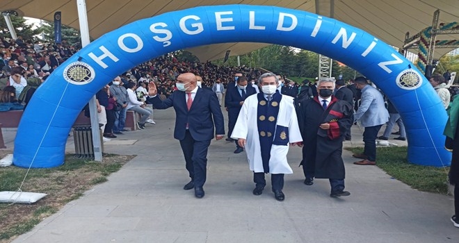 MEZUNİYET TÖRENİNDE BAŞKAN  ALTINOK´TAN GENÇLERE İŞ MÜJDESİ! 