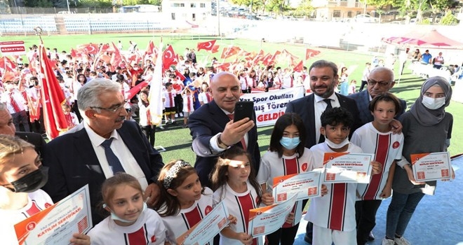 KEÇİÖREN´DEKİ YAZ SPOR OKULLARINDAN  3 BİN ÖĞRENCİ FAYDALANDI