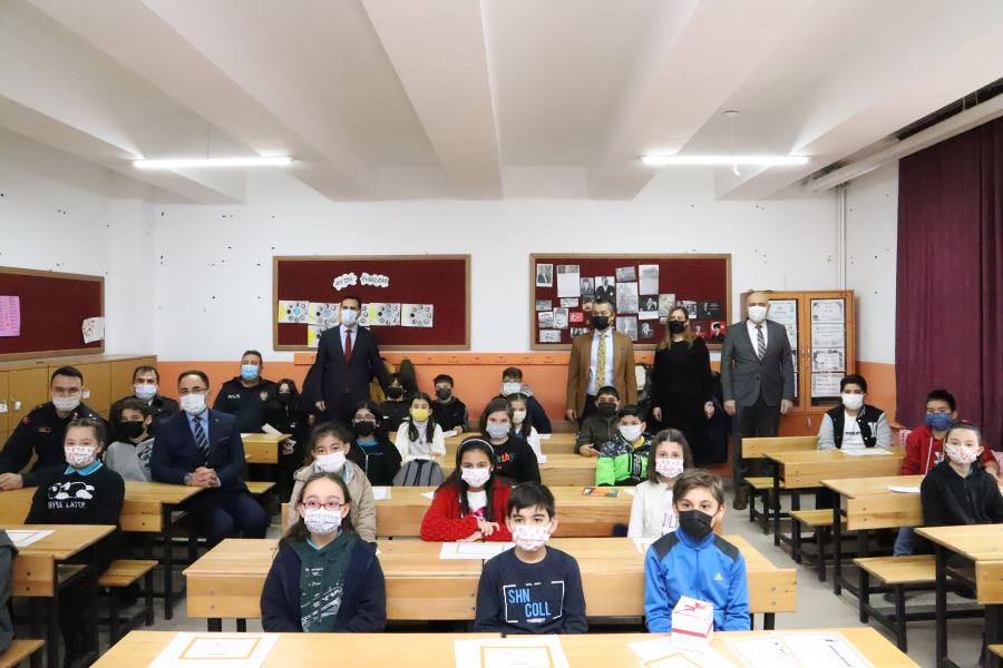 Başkan Acar, öğrencilerin  karne heyecanına ortak oldu