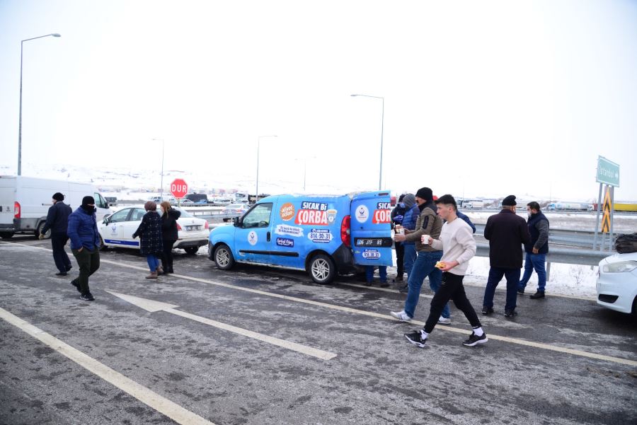 Belediye’den yolda kalan sürücülere çorba ikramı
