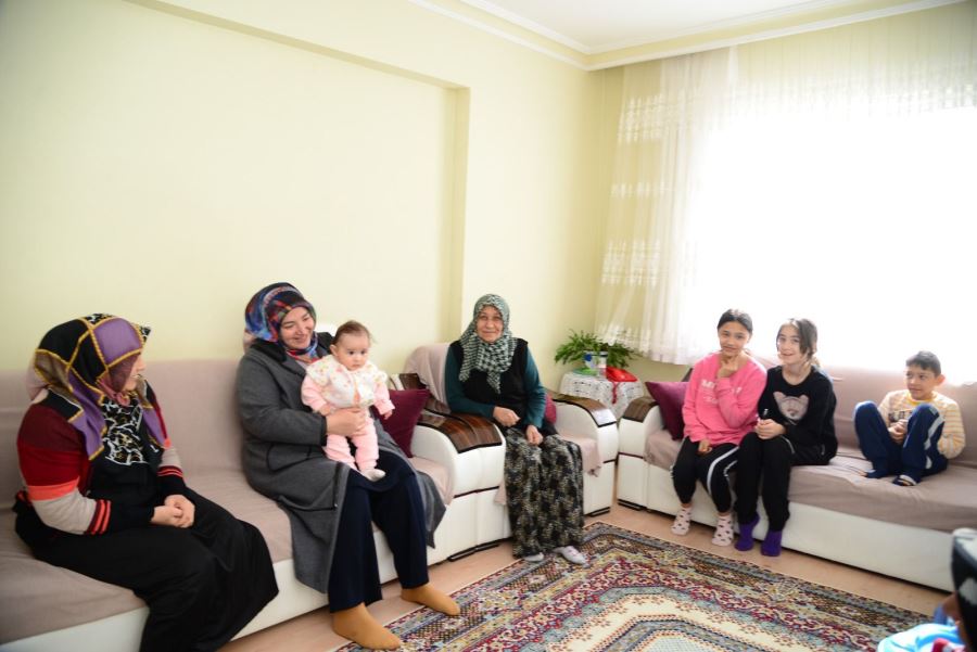 Nergiz Oğuz ev ziyaretlerine devam ediyor 