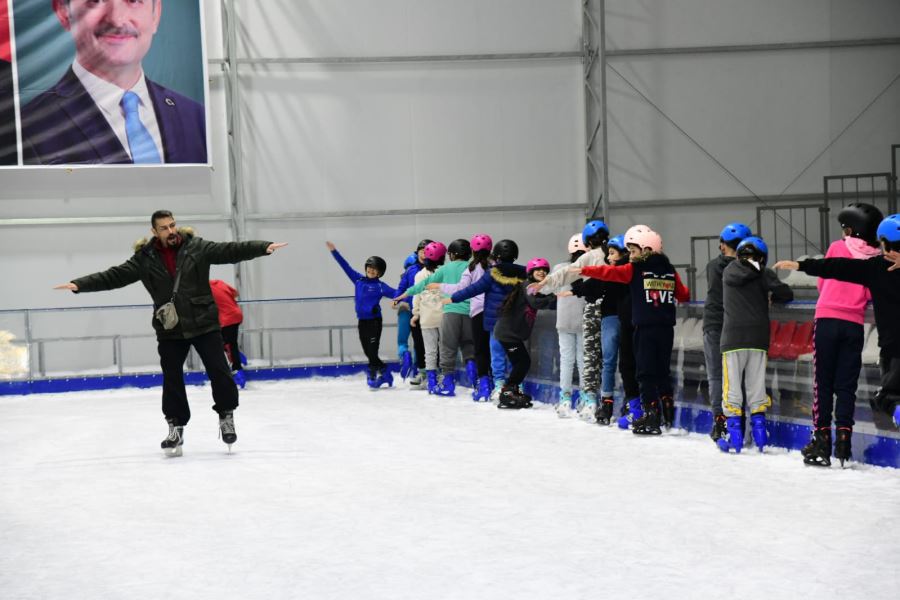 Çocuklar Buz Pistinde Doyasıya Eğlendi