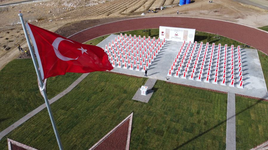 TÜRKİYE’NİN İLK ŞEHİT ÖĞRETMENLER ANITI KEÇİÖREN’DE AÇILDI 
