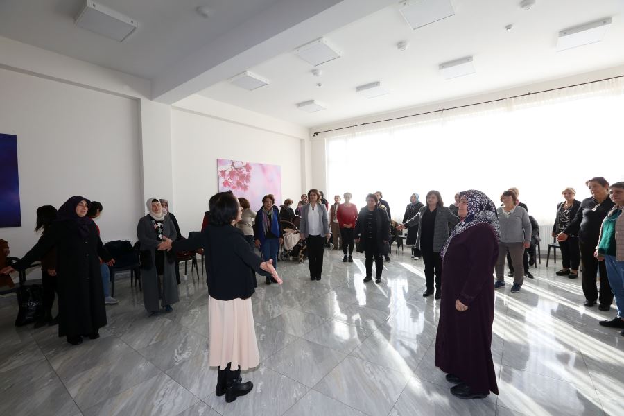 Dilden dökülmeyenler bedenden dökülüyor