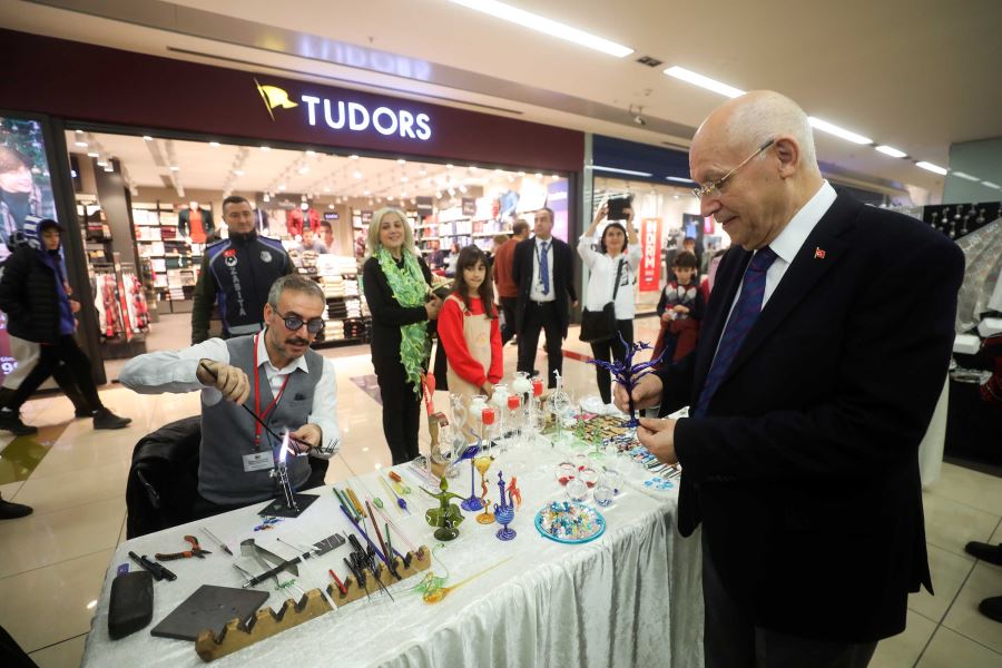 Geleneksel Yeni Yıl Hediyelik Eşya Sergisi açıldı 