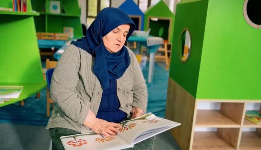 Süper Babaanne Çocuk Kütüphanesinden Çıkmıyor