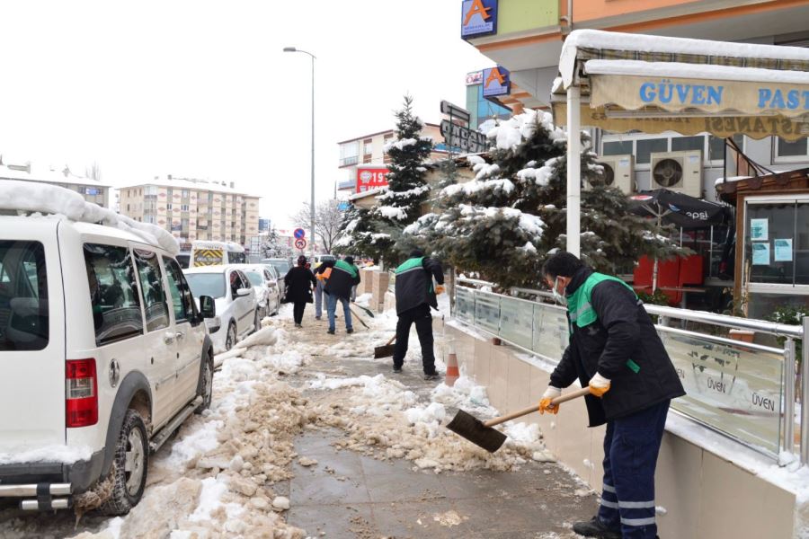 Kahramankazan’da karla  mücadele çalışmaları sürüyor