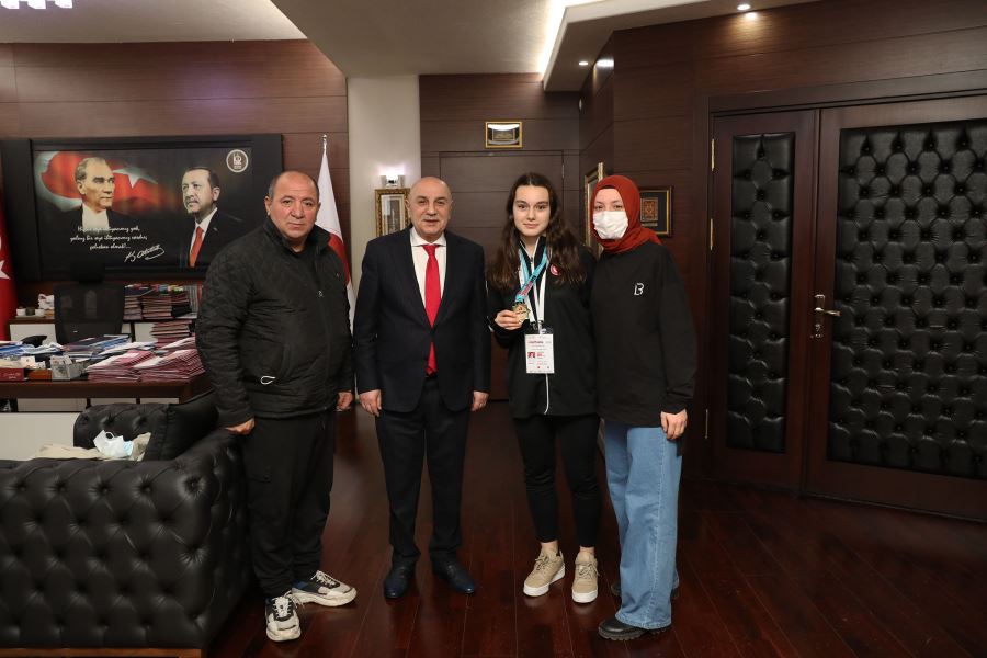 BAŞKAN ALTINOK AVRUPA ŞAMPİYONU MELİS TETİK’İ MİSAFİR ETTİ