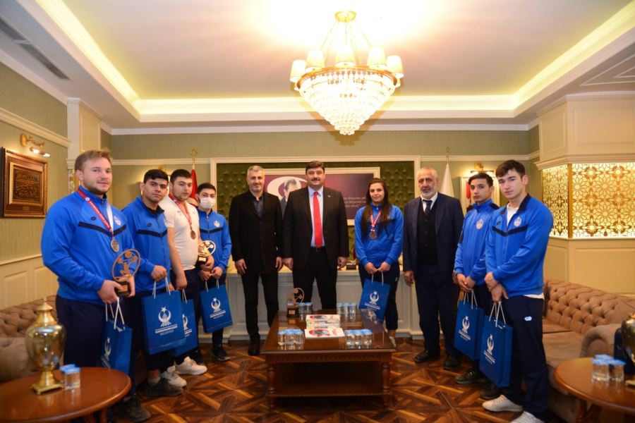 Başkan Oğuz’dan rekortmen haltercilere ödül
