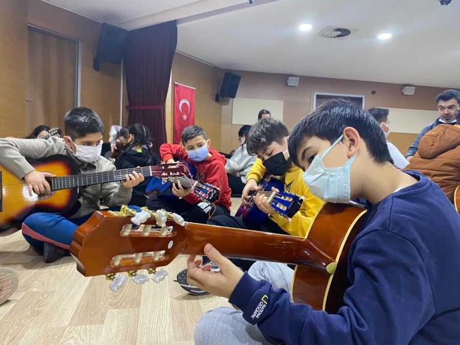 Keçiören Belediyesi Konservatuvarında 12 branşta eğitimlere devam edildiğini 