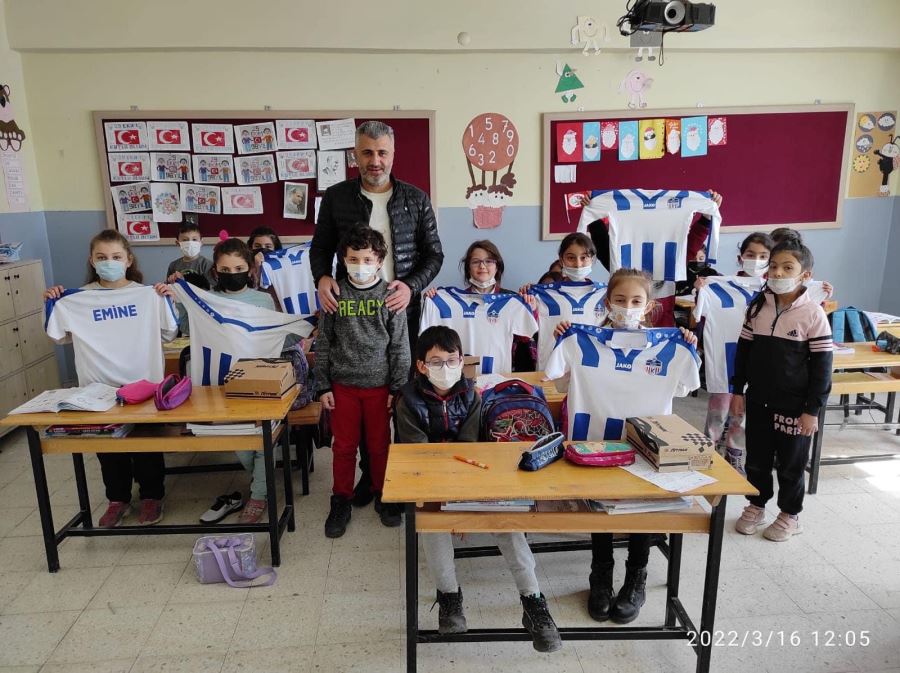 Öğretmen Başkan’dan mektupla forma  isteyen minik öğrencilere sürpriz 