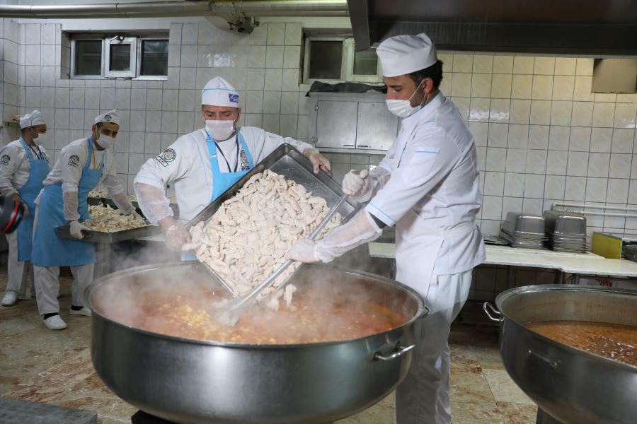 AŞEVİNİN KAZANLARI SAHURDAN İFTARA KAYNIYOR