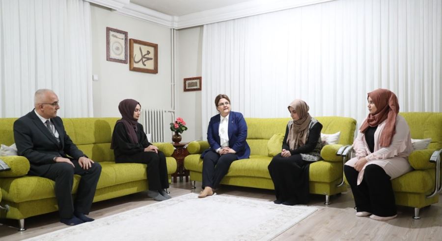 Bakan Derya Yanık ve Bakanlık yöneticileri  şehit aileleriyle iftarda buluştu