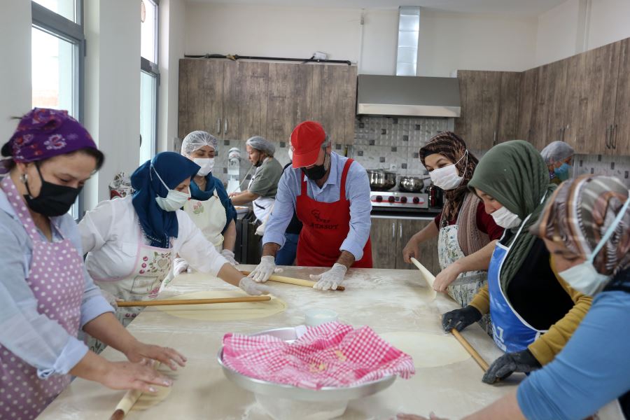 Yemek kursu öğrencilerinden bayram ikramlıkları