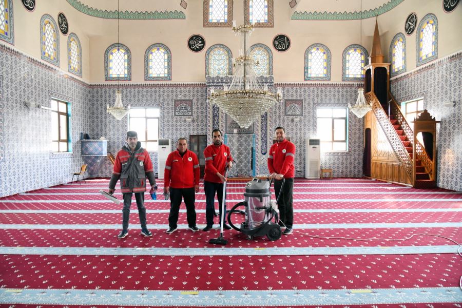 Cami ve Mezarlıklarda Bayram Hazırlığı 