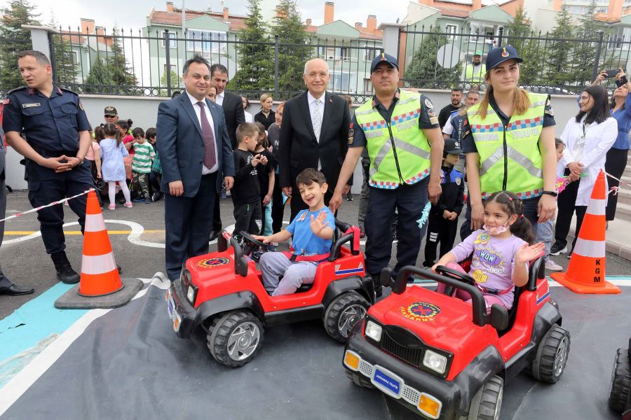  “Mobil Trafik Eğitim Tırı” Ata Mahallesi’nde durakladı