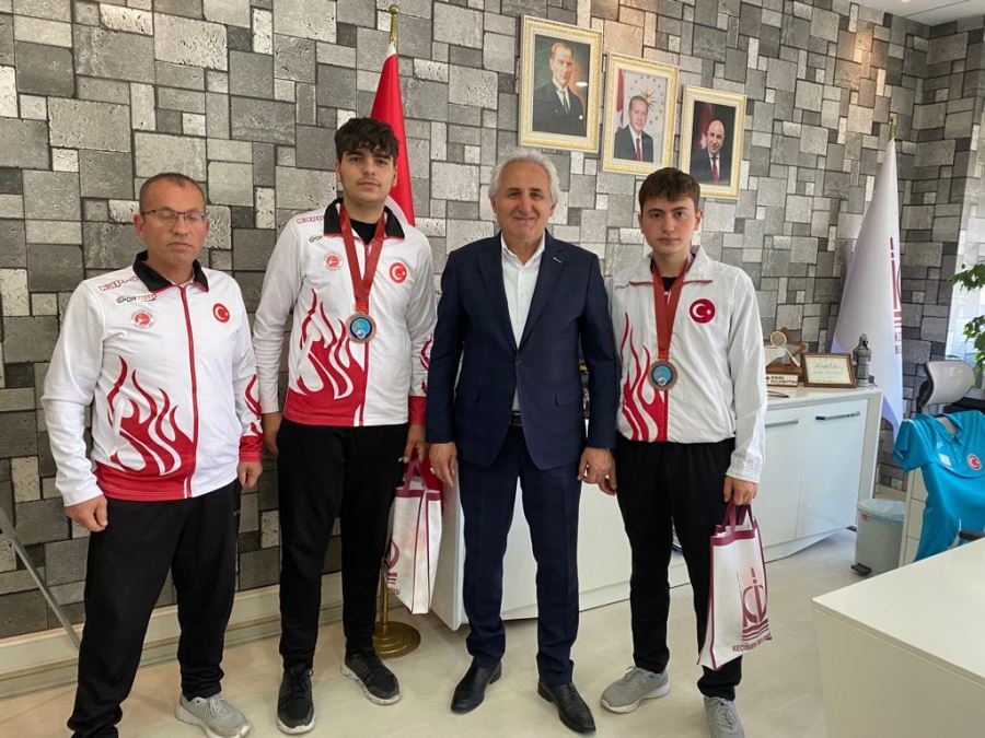 BAŞARILI SPORCULAR KEÇİÖREN BELEDİYESİNDE MİSAFİR EDİLDİ
