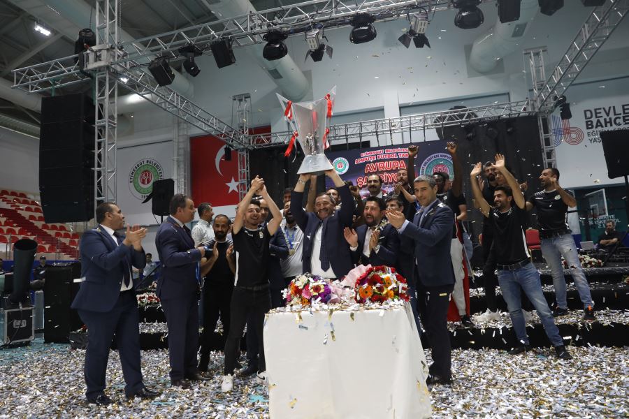 ŞAMPİYON KUPASINI KALDIRDI