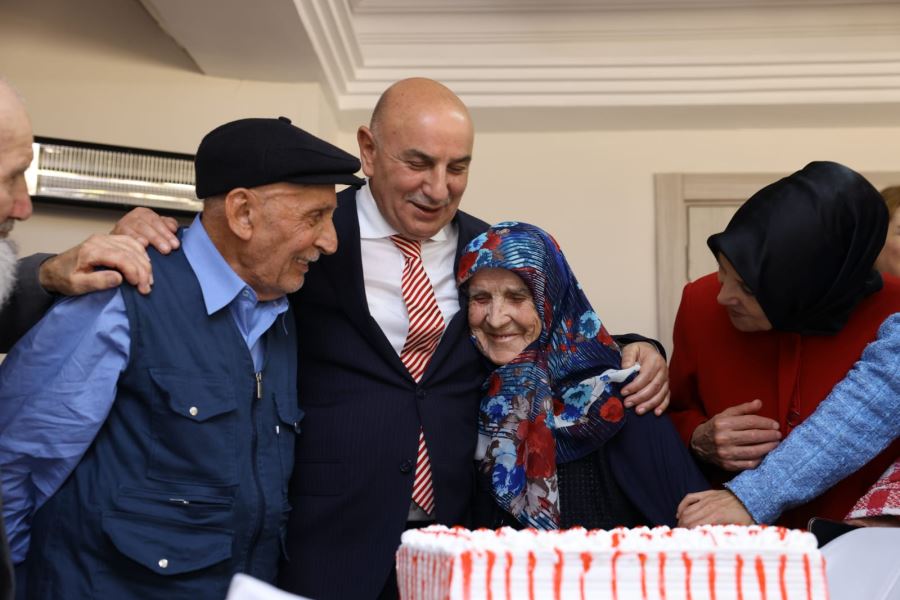 BAŞKAN ALTINOK HUZUREVİNDE YAŞLILARLA BAYRAMLAŞTI