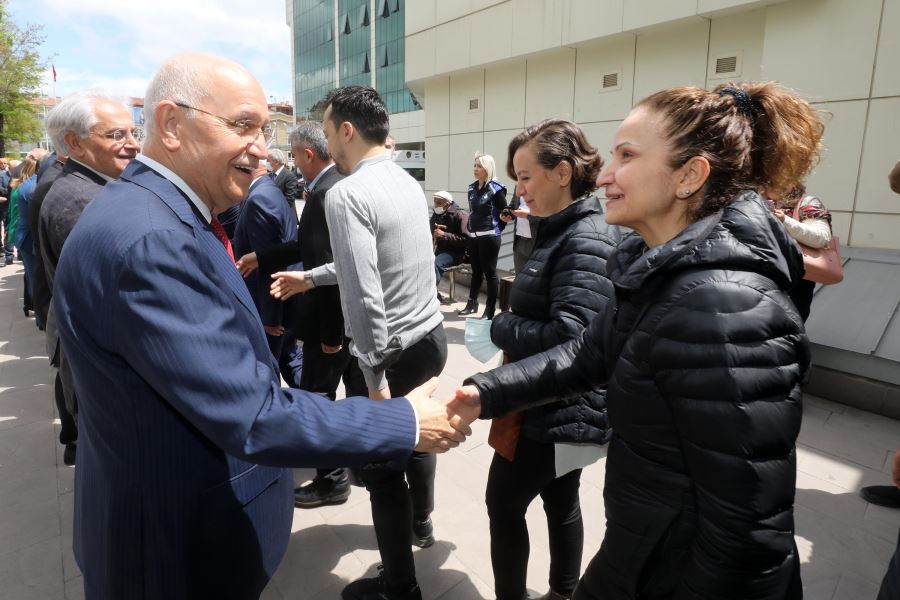 Fethi Yaşar vatandaşlarla ve çalışanlarıyla bayramlaştı