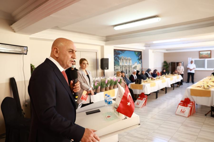 BAŞKAN ALTINOK HUZUREVİNDEKİ ANNELERİ UNUTMADI